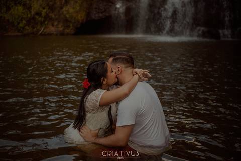 Inspiração e ideias ensaio fotográfico pré casamento de casal Cachoeira do Saltão Brotas SP'