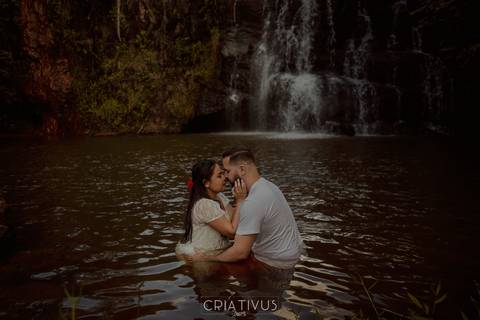 Inspiração e ideias ensaio fotográfico pré casamento de casal Cachoeira do Saltão Brotas SP'