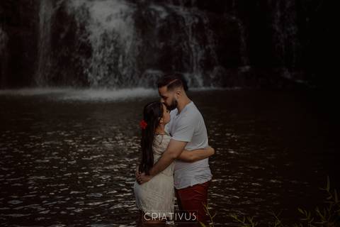 Inspiração e ideias ensaio fotográfico pré casamento de casal Cachoeira do Saltão Brotas SP'
