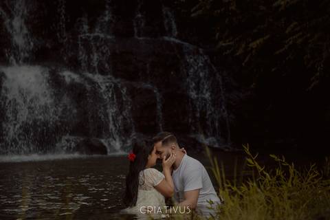 Inspiração e ideias ensaio fotográfico pré casamento de casal Cachoeira do Saltão Brotas SP'