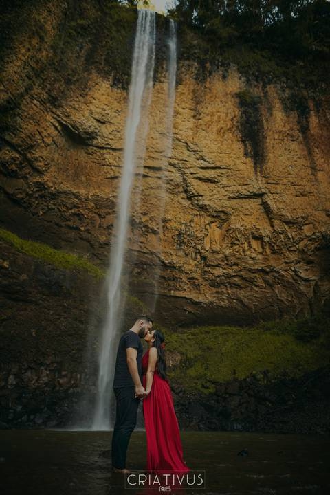 Inspiração e ideias ensaio fotográfico pré casamento de casal Cachoeira do Saltão Brotas SP'