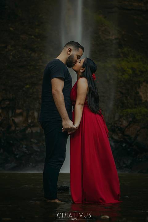 Inspiração e ideias ensaio fotográfico pré casamento de casal Cachoeira do Saltão Brotas SP'