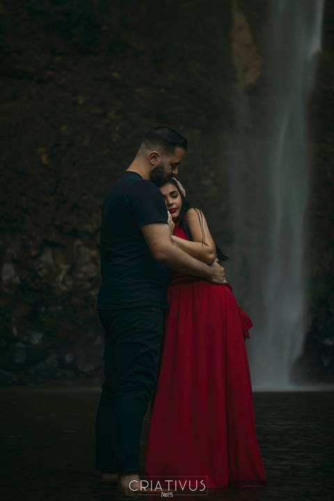Inspiração e ideias ensaio fotográfico pré casamento de casal Cachoeira do Saltão Brotas SP'