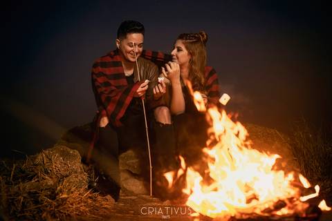 Inspiração e ideias ensaio fotográfico pré casamento de casal com fogueira no Pico do Olho d'Água Mairiporã - SP'