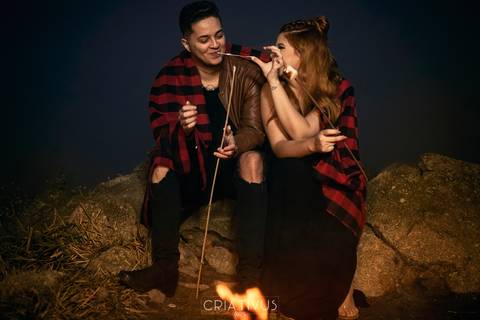 Inspiração e ideias ensaio fotográfico pré casamento de casal com fogueira no Pico do Olho d'Água Mairiporã - SP'