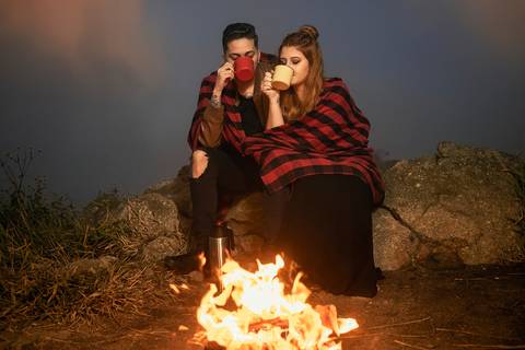 Inspiração e ideias ensaio fotográfico pré casamento de casal com fogueira no Pico do Olho d'Água Mairiporã - SP'
