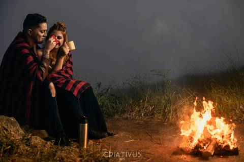 Inspiração e ideias ensaio fotográfico pré casamento de casal com fogueira no Pico do Olho d'Água Mairiporã - SP'
