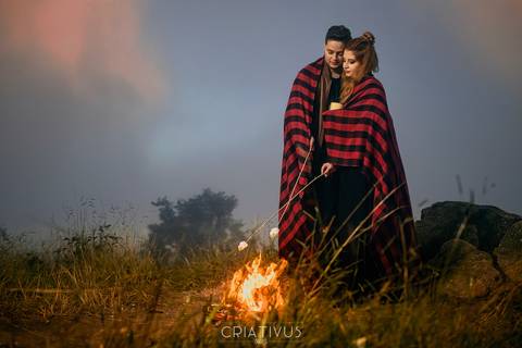 Inspiração e ideias ensaio fotográfico pré casamento de casal com fogueira no Pico do Olho d'Água Mairiporã - SP'