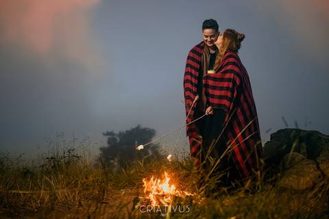 Inspiração e ideias ensaio fotográfico pré casamento de casal com fogueira no Pico do Olho d'Água Mairiporã - SP'