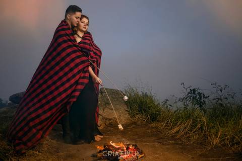 Inspiração e ideias ensaio fotográfico pré casamento de casal com fogueira no Pico do Olho d'Água Mairiporã - SP'