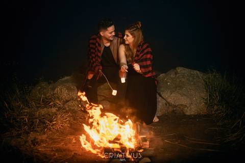 Inspiração e ideias ensaio fotográfico pré casamento de casal com fogueira no Pico  
 do Olho d'Água Mairiporã - SP'