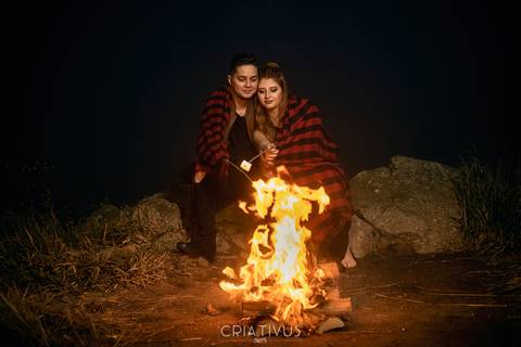 Inspiração e ideias ensaio fotográfico pré casamento de casal com fogueira no Pico do Olho d'Água Mairiporã - SP'