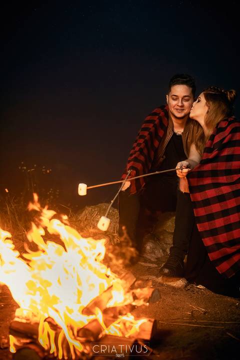 Inspiração e ideias ensaio fotográfico pré casamento de casal com fogueira no Pico do Olho d'Água Mairiporã - SP'