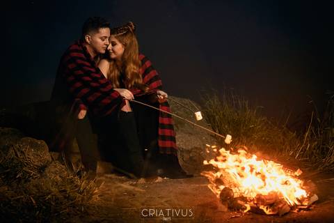 Inspiração e ideias ensaio fotográfico pré casamento de casal com fogueira no Pico do Olho d'Água Mairiporã - SP'