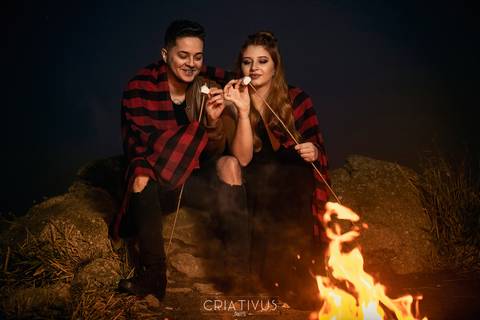 Inspiração e ideias ensaio fotográfico pré casamento de casal com fogueira no Pico do Olho d'Água Mairiporã - SP'