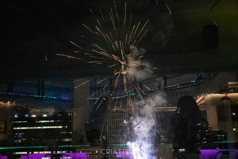 Foto e Vídeo criativo para o Pedido de Casamento surpresa romântico no  restaurante Esther Rooftop'