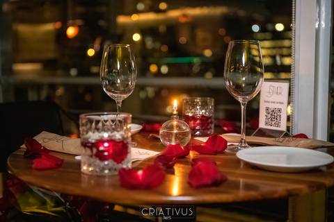 Foto e Vídeo criativo para o Pedido de Casamento surpresa romântico no  restaurante Esther Rooftop'