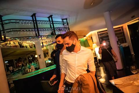 Foto e Vídeo criativo para o Pedido de Casamento surpresa romântico no  restaurante Esther Rooftop'