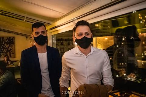 Foto e Vídeo criativo para o Pedido de Casamento surpresa romântico no  restaurante Esther Rooftop'