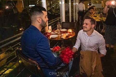 Foto e Vídeo criativo para o Pedido de Casamento surpresa romântico no  restaurante Esther Rooftop'