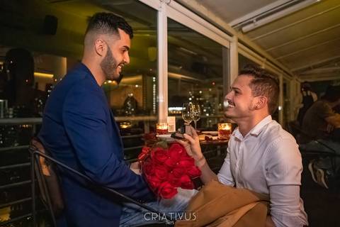 Foto e Vídeo criativo para o Pedido de Casamento surpresa romântico no  restaurante Esther Rooftop'