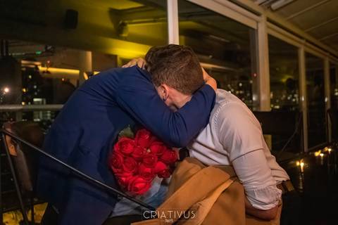 Foto e Vídeo criativo para o Pedido de Casamento surpresa romântico no  restaurante Esther Rooftop'