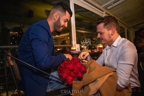 Foto e Vídeo criativo para o Pedido de Casamento surpresa romântico no  restaurante Esther Rooftop'