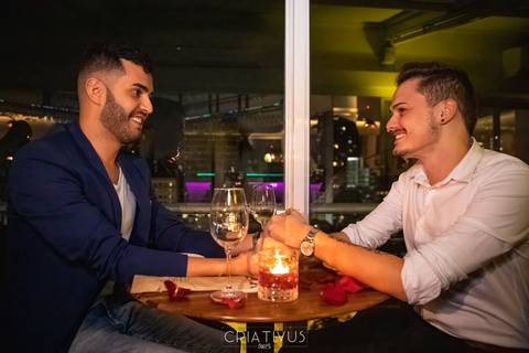 Foto e Vídeo criativo para o Pedido de Casamento surpresa romântico no  restaurante Esther Rooftop'