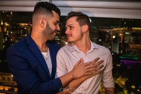 Foto e Vídeo criativo para o Pedido de Casamento surpresa romântico no  restaurante Esther Rooftop'