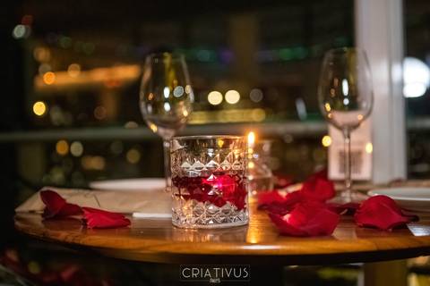 Foto e Vídeo criativo para o Pedido de Casamento surpresa romântico no  restaurante Esther Rooftop'