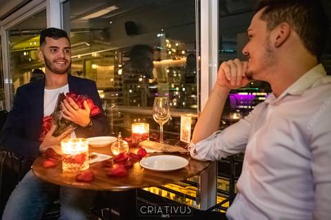 Foto e Vídeo criativo para o Pedido de Casamento surpresa romântico no  restaurante Esther Rooftop'