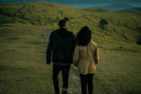 Inspiração e ideias criativas  ensaio fotográfico pré casamento de casal no Morro do Capuava'