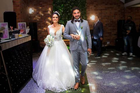 Ensaio fotográfico de casamento com os noivos Editorial Dreams no Espaço Splendour em Osasco-SP'
