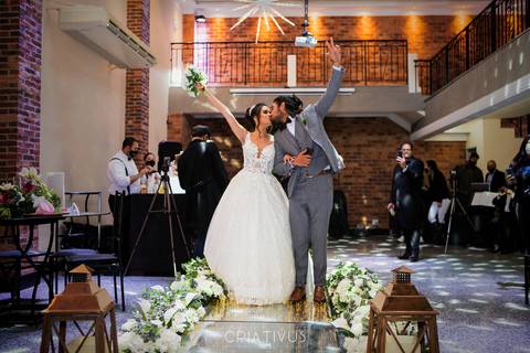 Ensaio fotográfico de casamento com os noivos Editorial Dreams no Espaço Splendour em Osasco-SP'