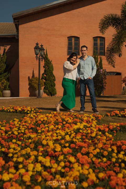 Inspiração e ideias criativas  ensaio fotográfico pré casamento de casal em Holambra-SP'
