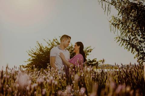 Inspiração e ideias criativas  ensaio fotográfico pré casamento de casal em Holambra-SP'