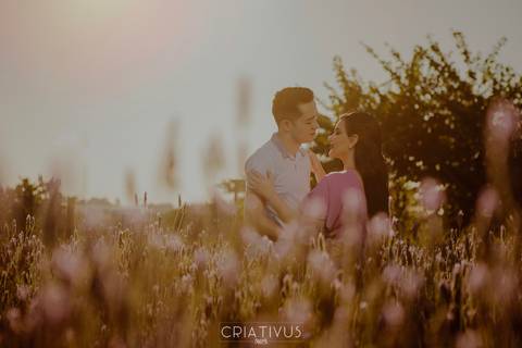 Inspiração e ideias criativas  ensaio fotográfico pré casamento de casal em Holambra-SP'