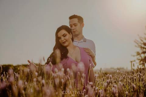 Inspiração e ideias criativas  ensaio fotográfico pré casamento de casal em Holambra-SP'