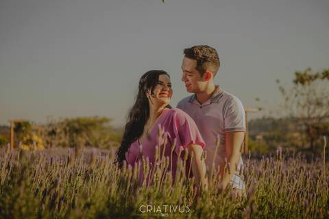 Inspiração e ideias criativas  ensaio fotográfico pré casamento de casal em Holambra-SP'