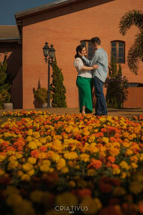 Inspiração e ideias criativas  ensaio fotográfico pré casamento de casal em Holambra-SP'