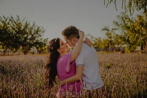 Inspiração e ideias criativas  ensaio fotográfico pré casamento de casal em Holambra-SP'