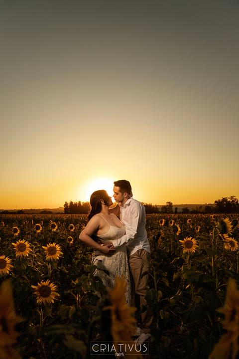 Inspiração e ideias criativas  ensaio fotográfico pré casamento de casal em Holambra-SP'