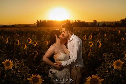 Inspiração e ideias criativas  ensaio fotográfico pré casamento de casal em Holambra-SP'