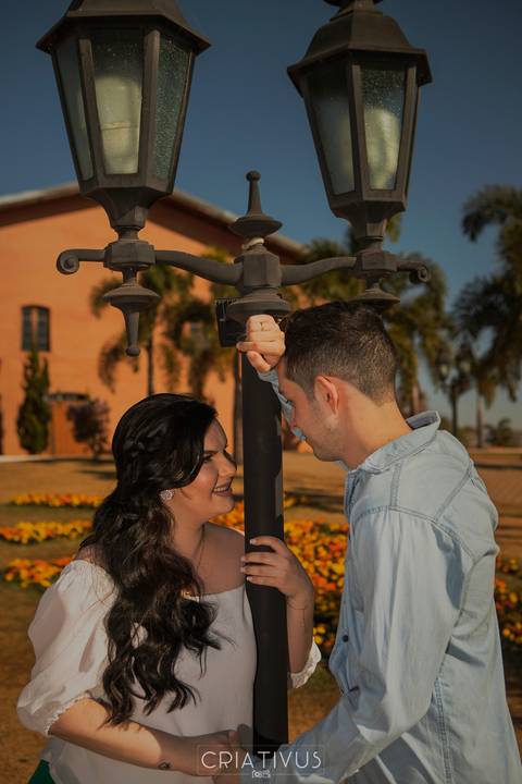 Inspiração e ideias criativas  ensaio fotográfico pré casamento de casal em Holambra-SP'