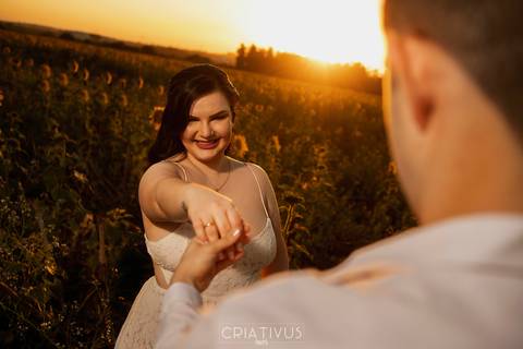 Inspiração e ideias criativas  ensaio fotográfico pré casamento de casal em Holambra-SP'