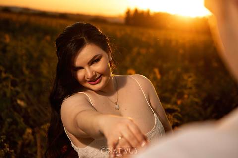 Inspiração e ideias criativas  ensaio fotográfico pré casamento de casal em Holambra-SP'