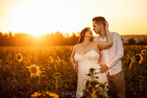 Inspiração e ideias criativas  ensaio fotográfico pré casamento de casal em Holambra-SP'
