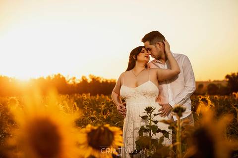 Inspiração e ideias criativas  ensaio fotográfico pré casamento de casal em Holambra-SP'