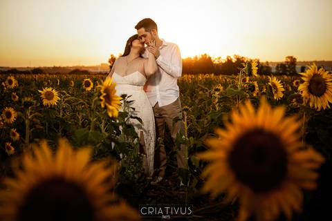 Inspiração e ideias criativas  ensaio fotográfico pré casamento de casal em Holambra-SP'