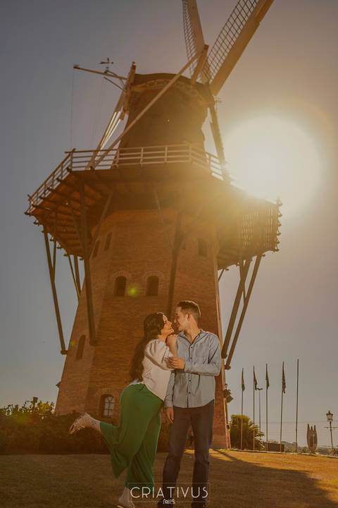 Inspiração e ideias criativas  ensaio fotográfico pré casamento de casal em Holambra-SP'